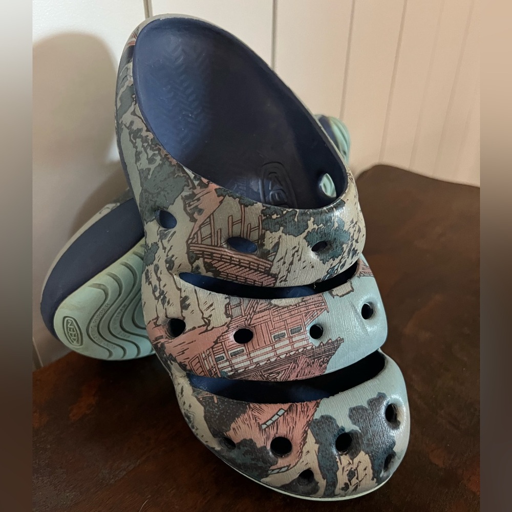 Keen Unisex Men’s Size 9 Women’s Size 11 Yogui Arts Kumonokakehashi Casual Clogs